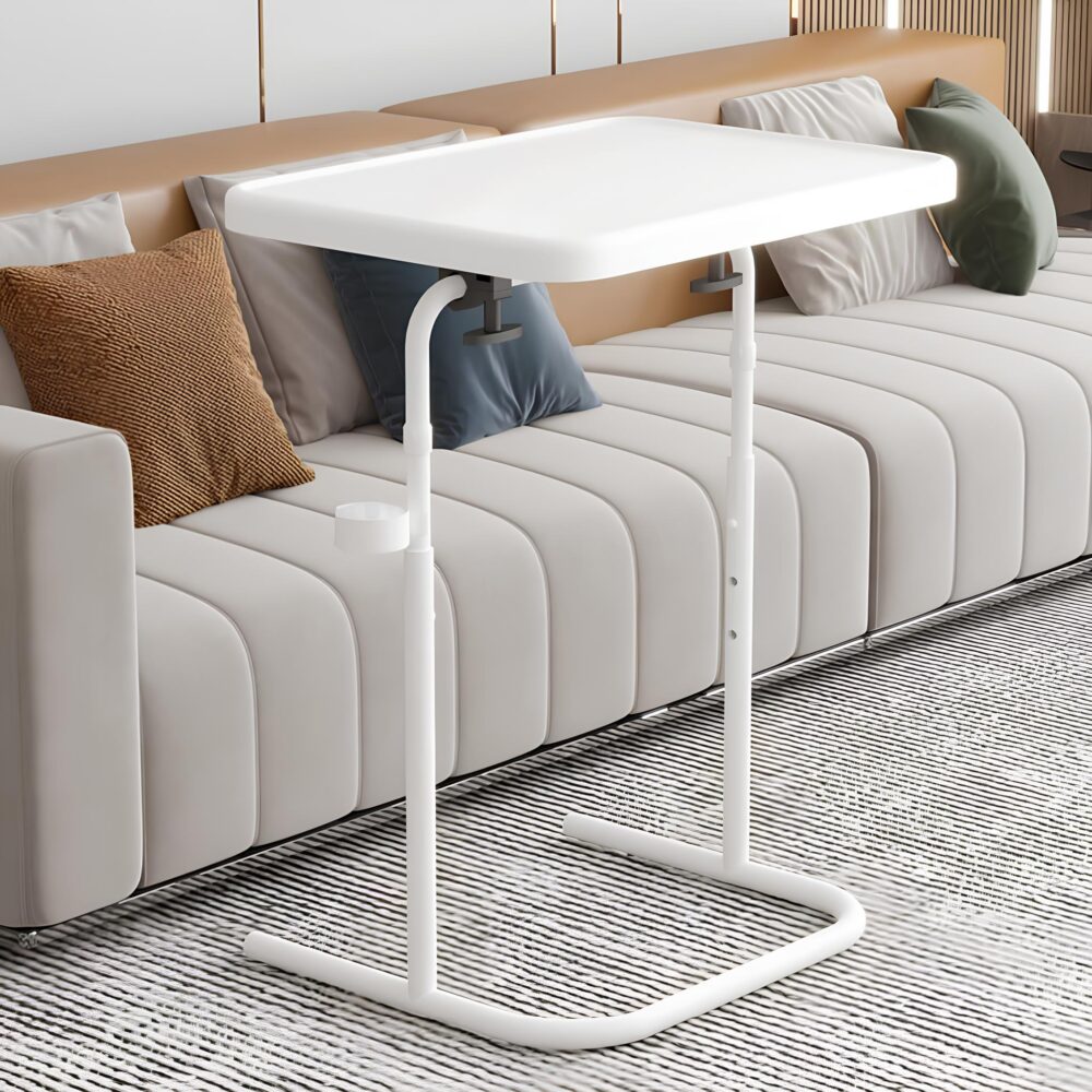 Table d'appoint pour ordinateur pliable et blanche devant un canapé gris, sur un tapis gris.