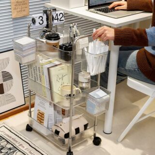 Table d'appoint à roulettes à 3 niveaux de rangement, à côté d'un bureau avec de nombreux livres dans les bacs