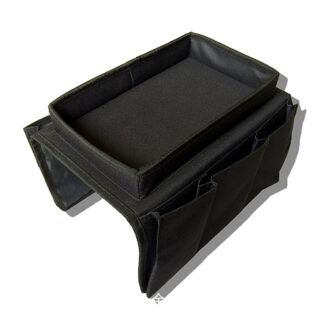 Table d'appoint accoudoir de canapé avec poches latérales en tissu oxford sur fond blanc