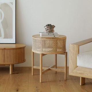 Table d'appoint de chevet ronde en rotin et bois, avec 4 pieds, avec un panier de rangement recouvert par un couvercle en bois dans une pièce