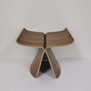 Table d'appoint originale et design en bois sur fond gris