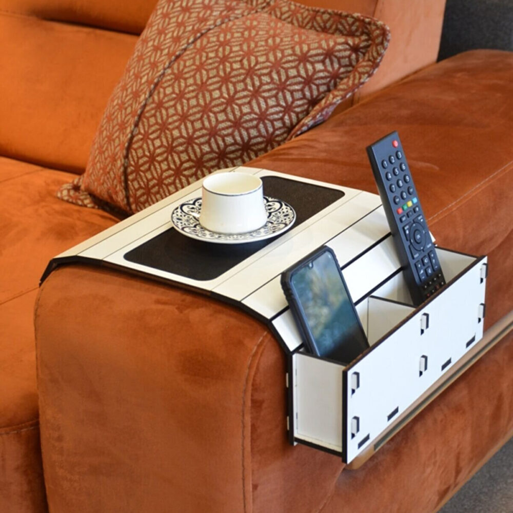 Table d'appoint pliante en bois pour accoudoir avec une tasse et un téléphone sur fond marron d'un accoudoir de canapé