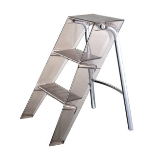 Table d'appoint pliante en forme d'escaliers à trois niveaux en plastique sur fond blanc