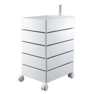 Table d'appoint scandinave à roulettes avec cinq tiroirs rotatifs empilés sur fond blanc