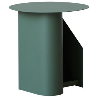 Table d'appoint scandinave de luxe en métal et acier inoxydable sur fond blanc