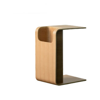 Table d'appoint scandinave design en bois massif sur fond blanc