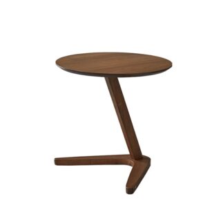 Table d'appoint scandinave ronde avec pieds en triangle en bois massif sur fond blanc