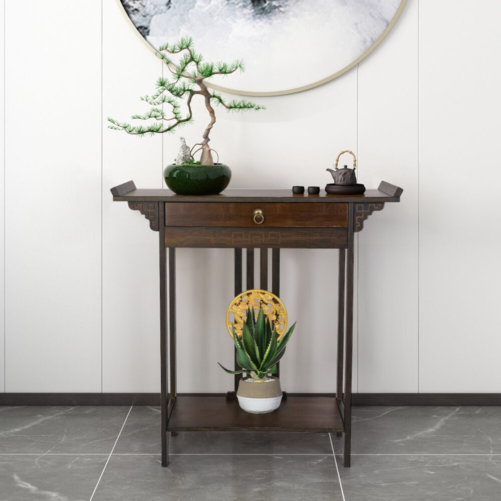 Table d'appoint vintage rustique style asiatique présenté collée à un mur blanc avec un petit arbuste sur le dessus