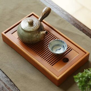 Table d'appoint basse en bambou chinoise avec une service à thé chinois