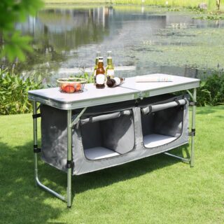 Table d'appoint pliante avec espace de rangement en tissus dans un jardin