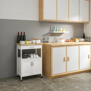 Table d'appoint en bois à roulettes avec des rangements dans une cuisine épurée