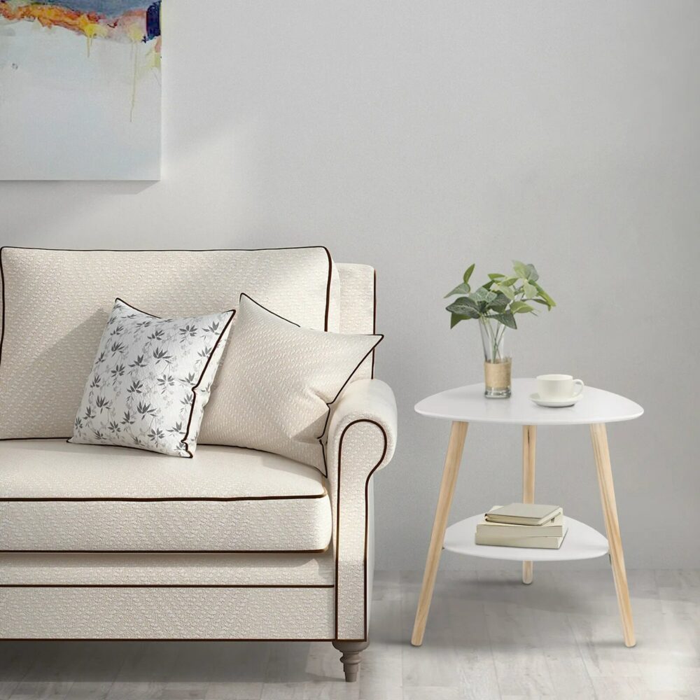 Table d'appoint en bois moderne avec une étagère dans un salon proche d'un canapé