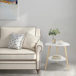 Table d'appoint en bois moderne avec une étagère dans un salon proche d'un canapé