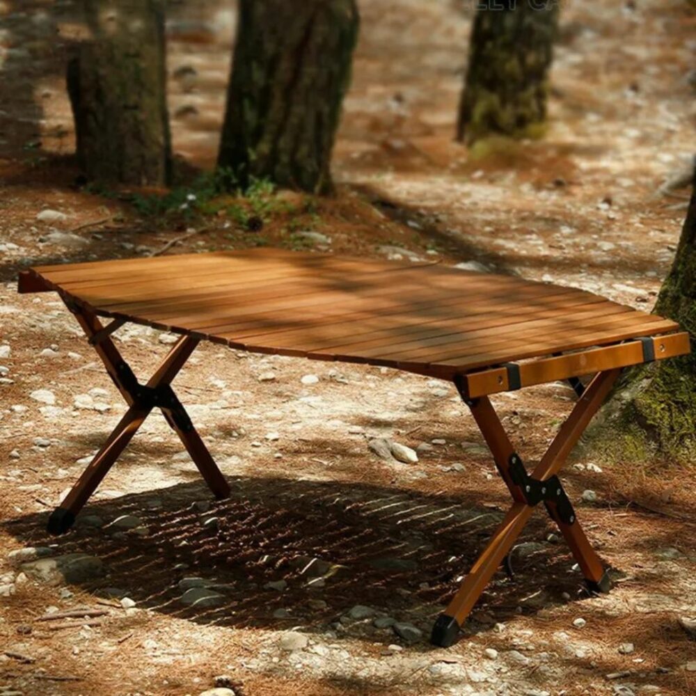 Table d'appoint basse octogonale enroulable en bois dans une foret