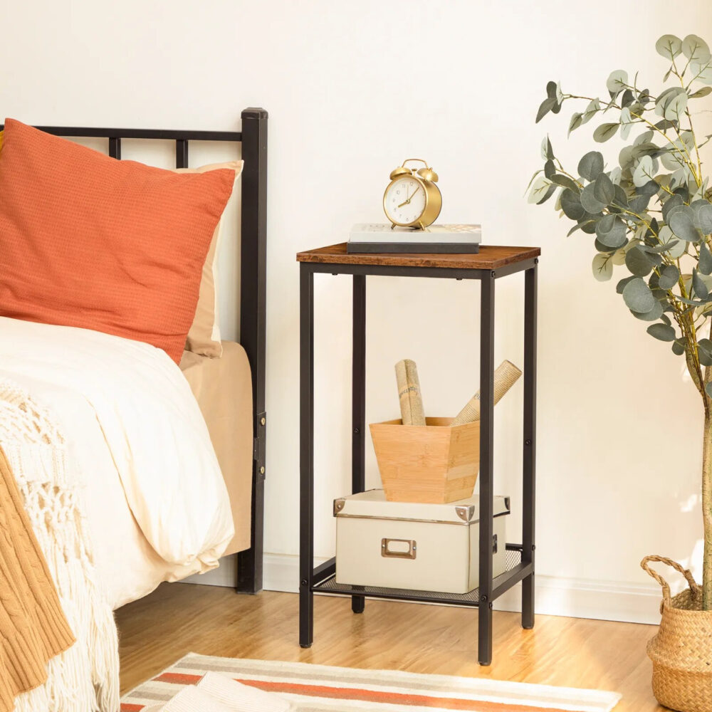 Table d'appoint réglable de style rétro avec deux plateaux sur fond blanc avec un lit à gauche