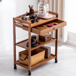 Table d'appoint à 3 niveaux de rangement pour le service, fabriqué en bois, avec un tiroir sur la partie supérieur, et des ustensiles rangés dedans